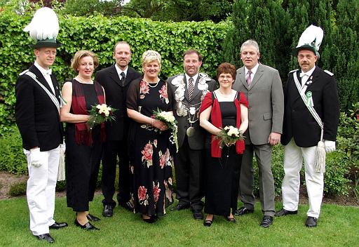 05d_99 Thron gz1.jpg - Das Königspaar 2005 Bernhard Jansing und Gudula Preckel mit Gefolge v.l.: Waltraud Jansing, 
Josef Jansing, Christa Jansing, Norbert Preckel. 
